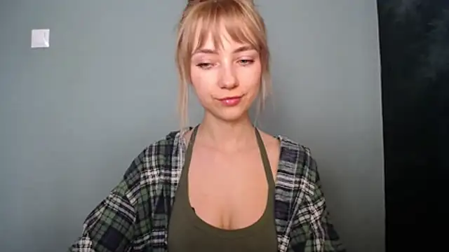 LuciaYoung online show from 12, 3, 2026