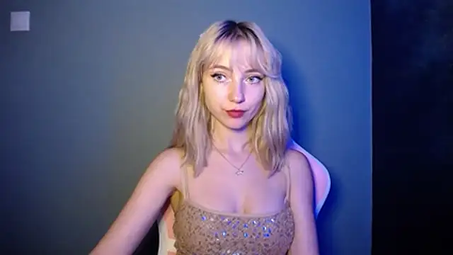 Snapshot of LuciaYoung chatting on 5, 7, 2026 LuciaYoung online show from 5, 7, 2026