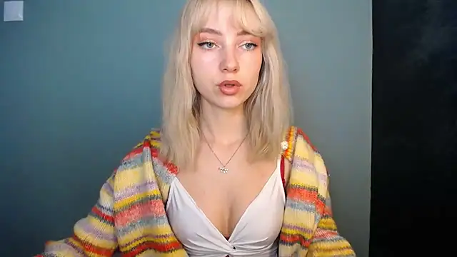 Snapshot of LuciaYoung chatting on 6, 7, 2026 LuciaYoung online show from 6, 7, 2026
