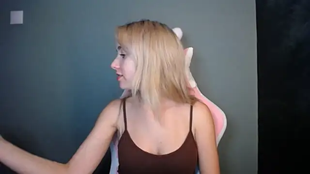 Snapshot of LuciaYoung chatting on 21, 6, 2026 LuciaYoung online show from 21, 6, 2026