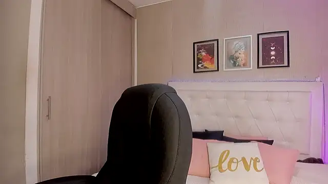 emma  smith1 online show from 9, 2, 2026