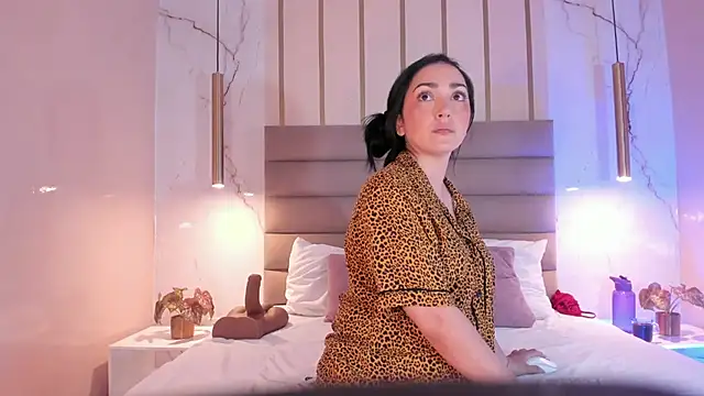 LIAH IZUMI online show from 1, 12, 2025