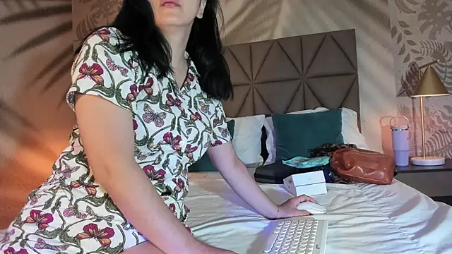 LIAH IZUMI online show from 2, 10, 2025