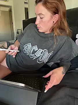 Laurahorney xo online show from 12, 9, 2025