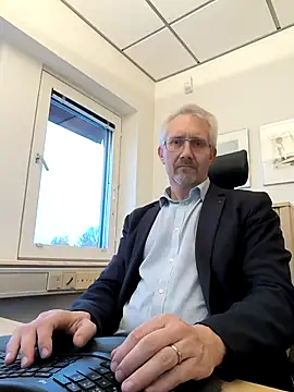 Snapshot of tom-swede chatting on 27, 10, 2025 tom-swede online show from 27, 10, 2025