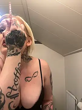 QueenOfFknBj online show from 13, 1, 2025