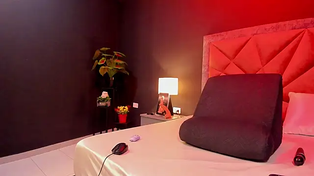 mia milff online show from 2, 11, 2025