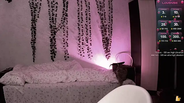 strawberry elfcat online show from 14, 12, 2025