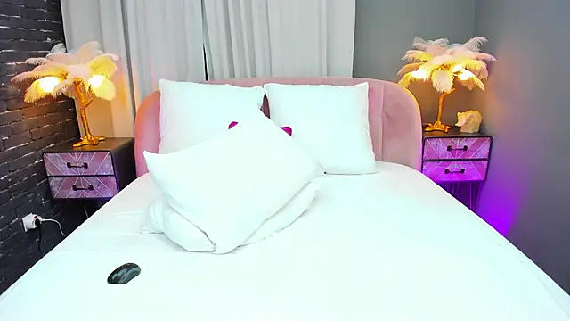 AmedeeaBanks online show from 4, 3, 2025