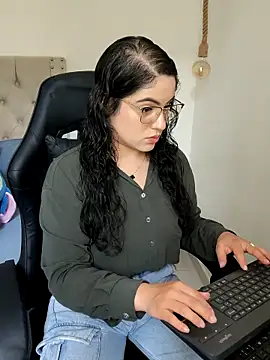 Lia Hurley online show from 22, 3, 2025