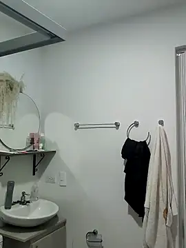 Lia Hurley online show from 15, 3, 2025