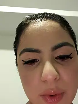 Lia Hurley online show from 5, 3, 2025