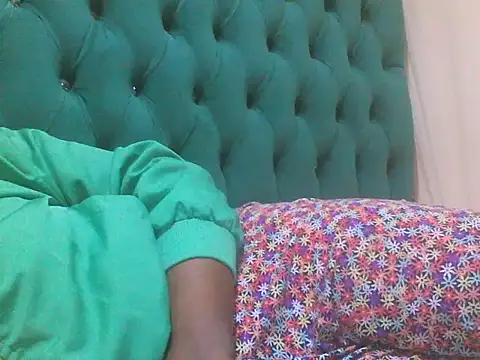 Snapshot of Sexy_Riri chatting on 7, 10, 2025 Sexy Riri online show from 7, 10, 2025