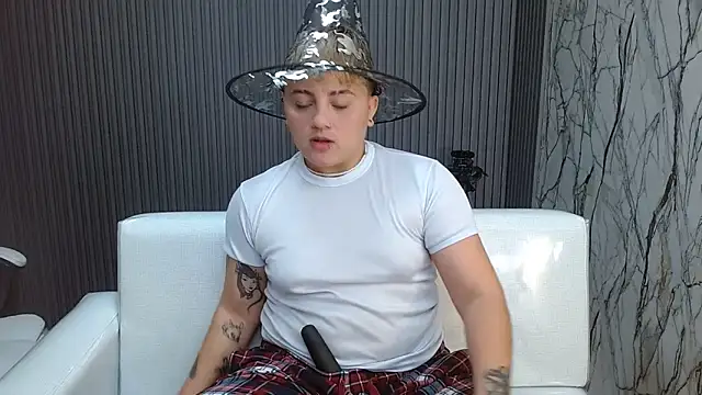 isabeautyx19 online show from 10, 10, 2025