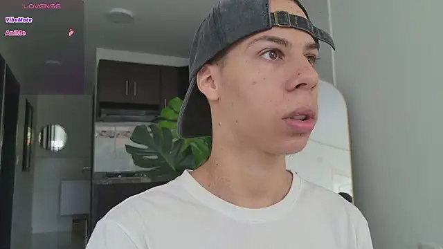 Snapshot of grey___27 chatting on 2, 10, 2025 grey 27 online show from 2, 10, 2025