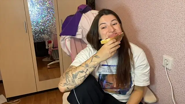 Katrin  kiss online show from 14, 3, 2026