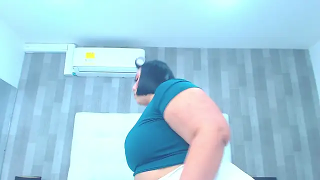 LeahMillerr online show from 15, 3, 2025