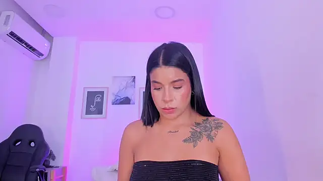 Snapshot of emelie_89 chatting on 8, 3, 2025 emelie 89 online show from 8, 3, 2025