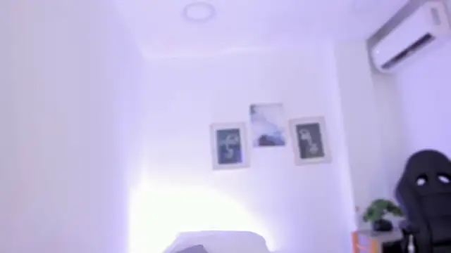 Snapshot of emelie_89 chatting on 8, 10, 2025 emelie 89 online show from 8, 10, 2025