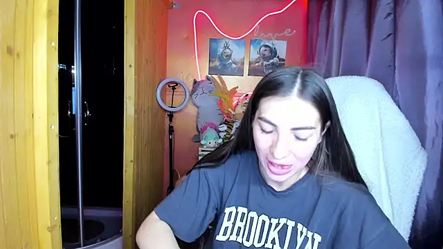 Fiery Brunette  online show from 4, 6, 2026