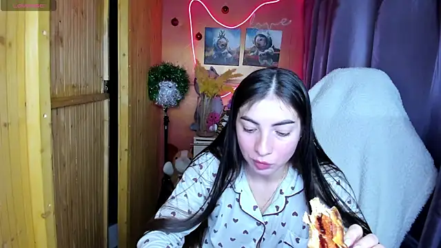 Fiery Brunette  online show from 18, 12, 2025