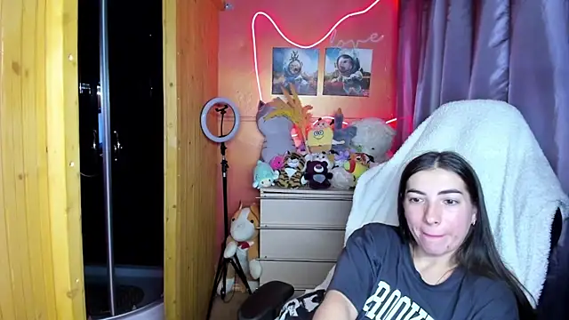 Fiery Brunette  online show from 12, 4, 2026