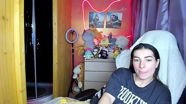 Fiery Brunette  online show from 18, 4, 2026