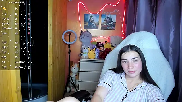 Fiery Brunette  online show from 18, 9, 2025