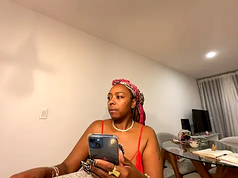 ChocolateCakeQueen online show from 3, 12, 2025