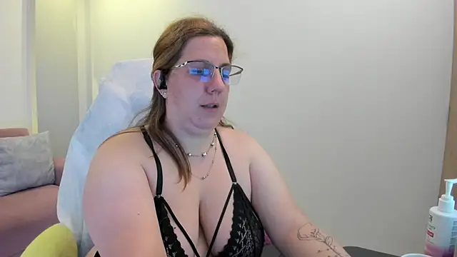 Snapshot of katie_joness_ chatting on 12, 9, 2025 katie joness online show from 12, 9, 2025