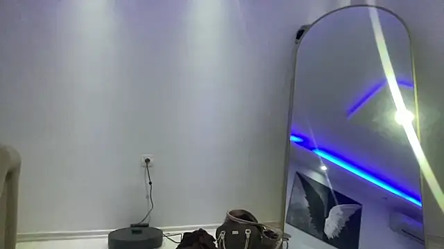 Snapshot of petitebeauty chatting on 4, 12, 2025 petitebeauty online show from 4, 12, 2025