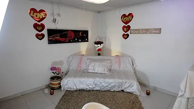 lollita 23  online show from 13, 4, 2026