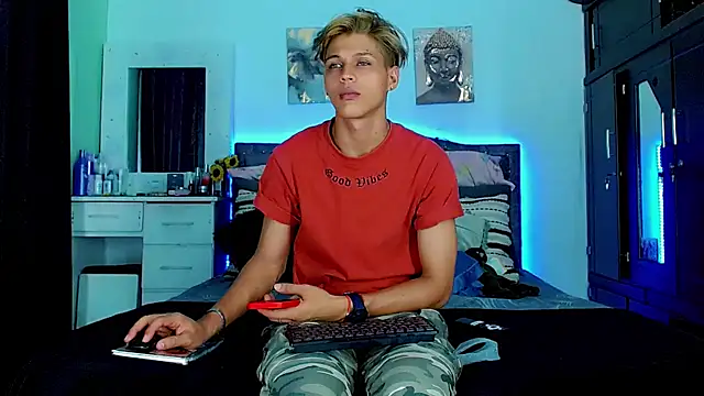 Liamscott  online show from 15, 9, 2025