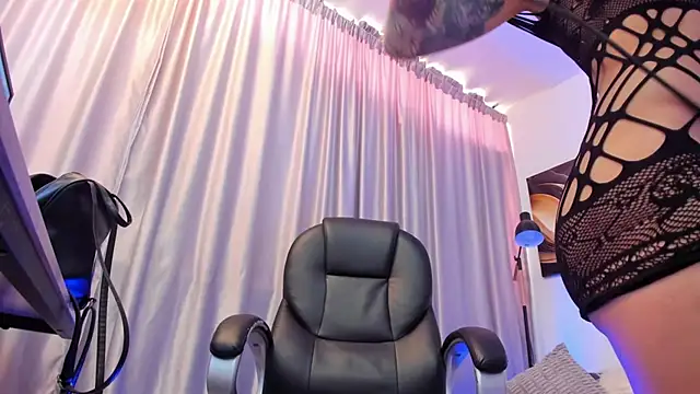 sarah cruzz  online show from 24, 4, 2026