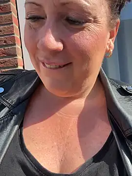 xsexycurvymilf online show from 15, 4, 2026