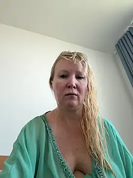 EmmaInLove23 online show from 5, 2, 2026