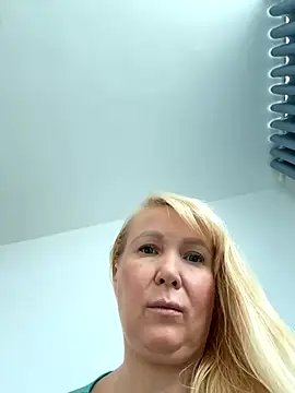 EmmaInLove23 online show from 9, 10, 2025