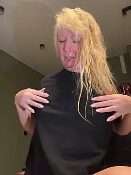 EmmaInLove23 online show from 22, 11, 2025