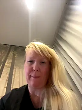 EmmaInLove23 online show from 19, 11, 2025