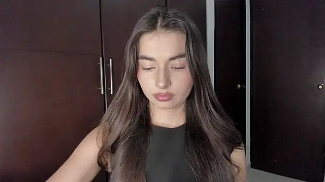 Coralinee 01 online show from 4, 2, 2025