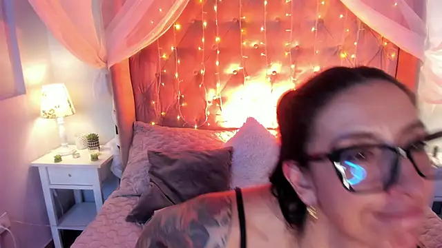 kira moon   online show from 5, 3, 2025