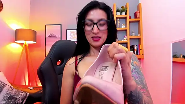 kira moon   online show from 16, 4, 2026