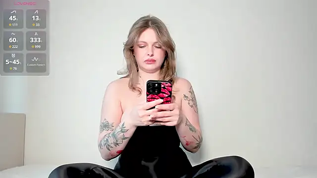 mercedescutee online show from 10, 3, 2026