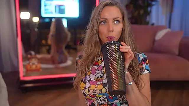 eva fashionista online show from 6, 11, 2025