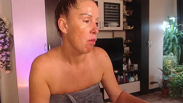 Snapshot of SheilaRyan chatting on 12, 10, 2025 SheilaRyan online show from 12, 10, 2025