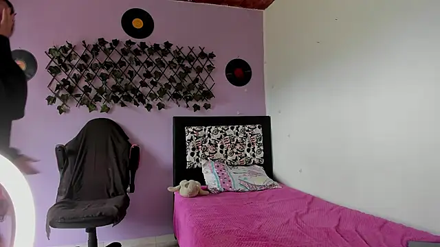 kassandra james online show from 14, 2, 2025