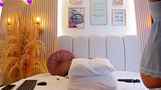 carolriveraa  online show from 23, 9, 2025