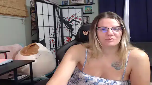 Sarahtineke online show from 10, 11, 2025