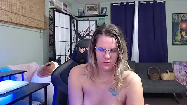 Sarahtineke online show from 25, 11, 2025