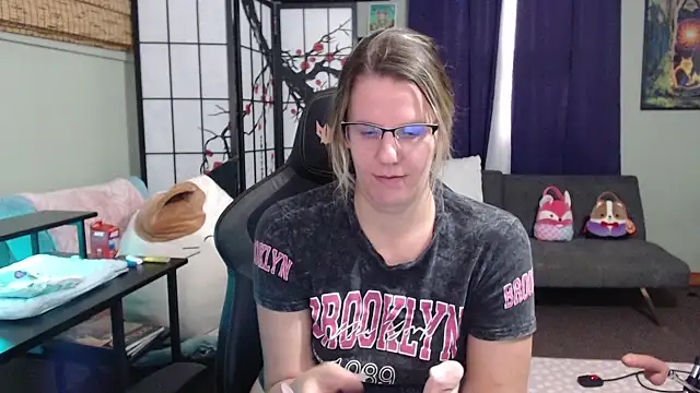 Sarahtineke online show from 22, 10, 2025